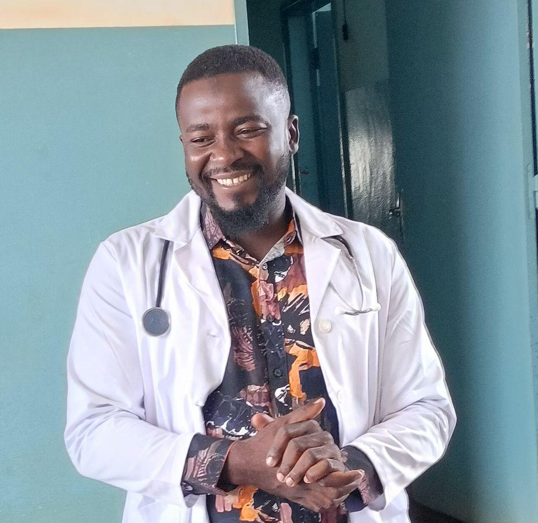 Dr Njimogna Loukouman Akim en blouse blanche